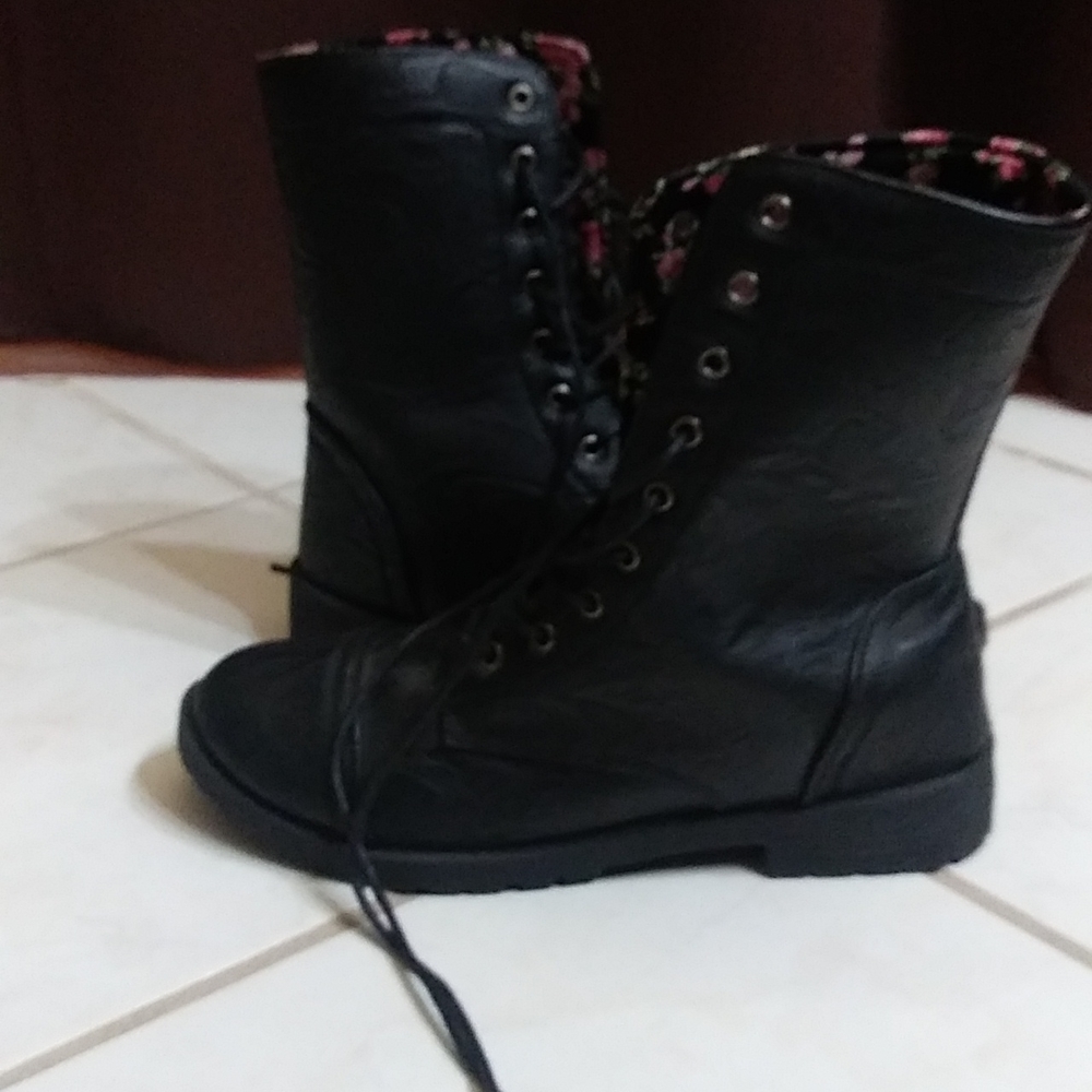 Lucita size 7 boots